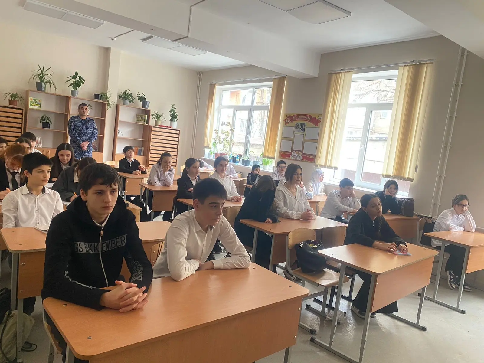 Во время классной встречи в 7 «Г» классе был проведён урок мужества, который организовали командир в