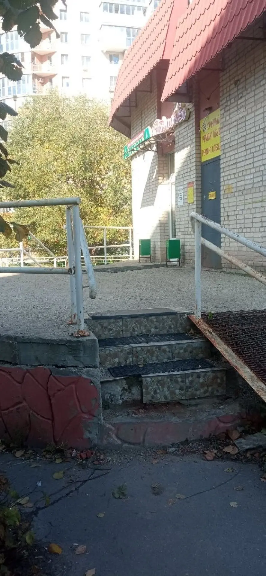 В Домодедово проход к аптеке на Гагарина, 50 превратился в полосу препятствий