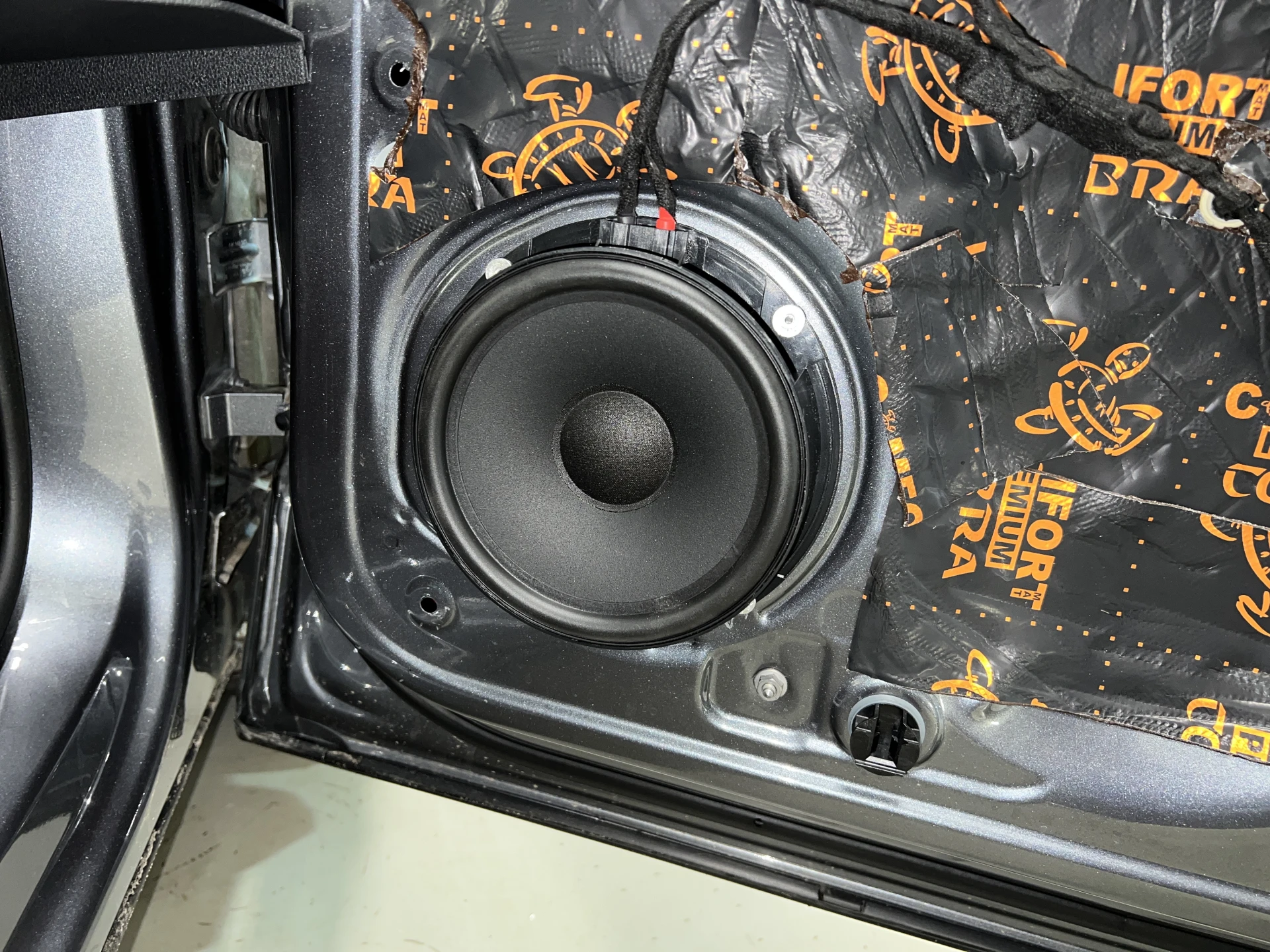 Компонентную акустику Focal IS VW 180 установили на фронт в штатные места Volkswagen To...