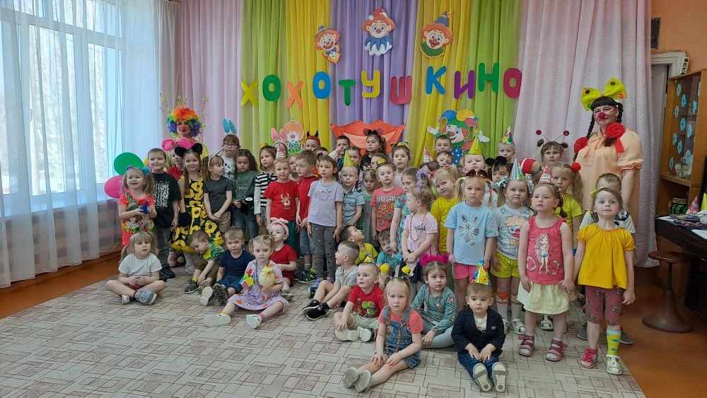 Сегодня наш детский сад превратился в настоящую «фабрику радости» — повсюду раздавался ...