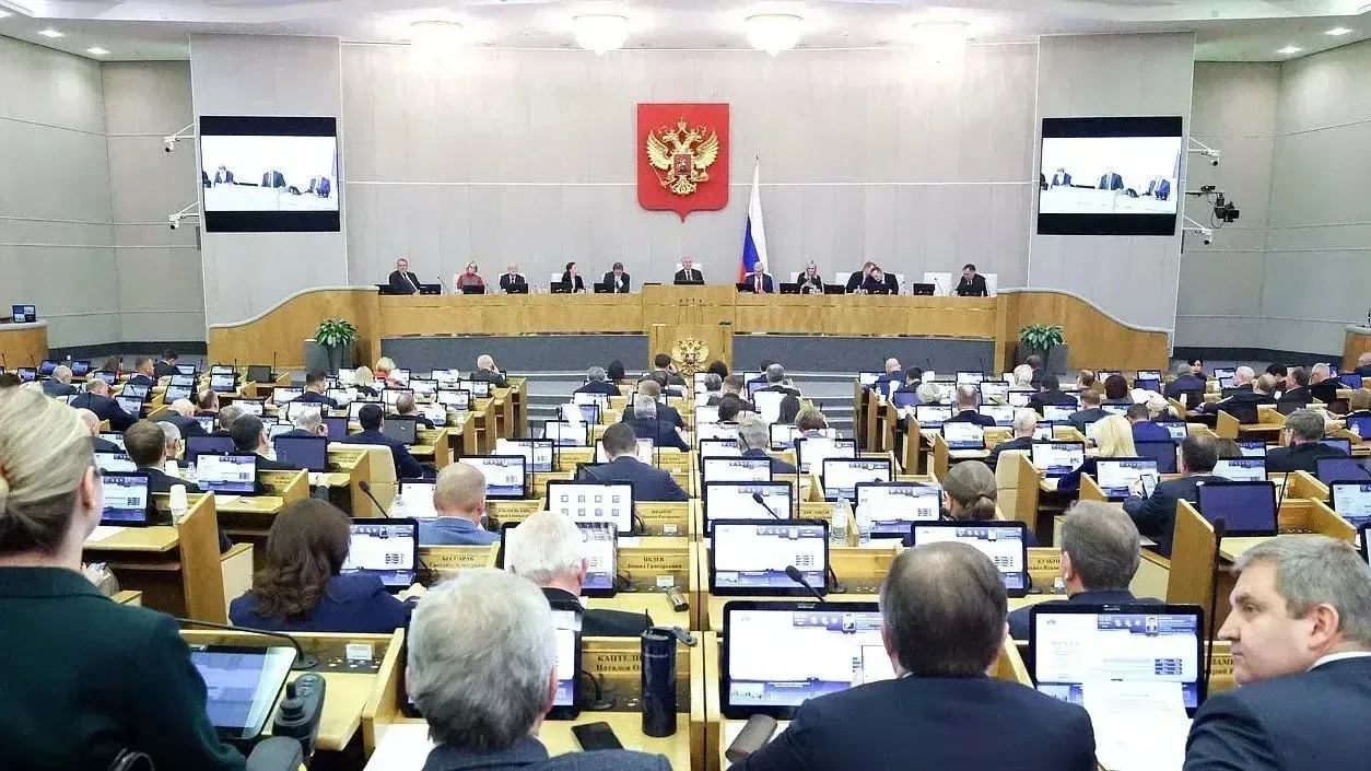 Депутаты Государственной Думы приняли закон об установлении ряда социальных гарантий уч...