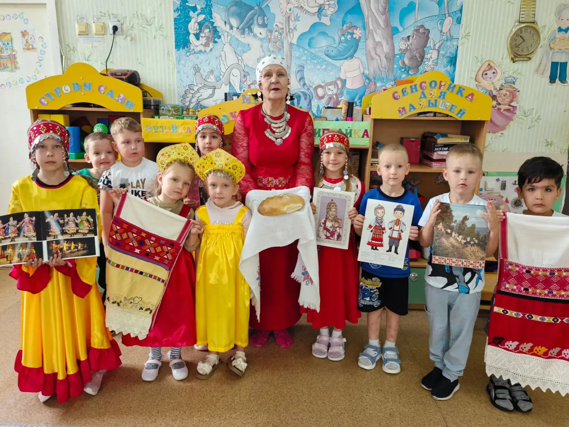 Сегодня в гостях  у ребят группы "Пчелки"  побывала  руководитель Клуба чувашской культуры Рейтер Зо