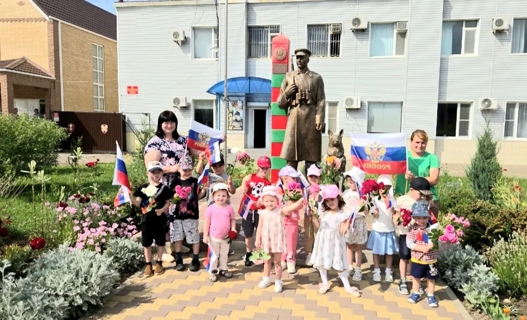 День России🇷🇺 объединил всех!
Вот  малыши с флажками уже уверенно шагают в строю. Вот школьники за