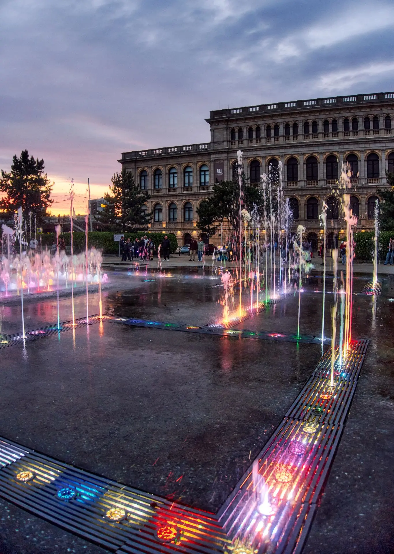 В Музыкальном сквере однажды вечером 🤩

Мало кто из туристов знает, что ежедневно в летние вечера г