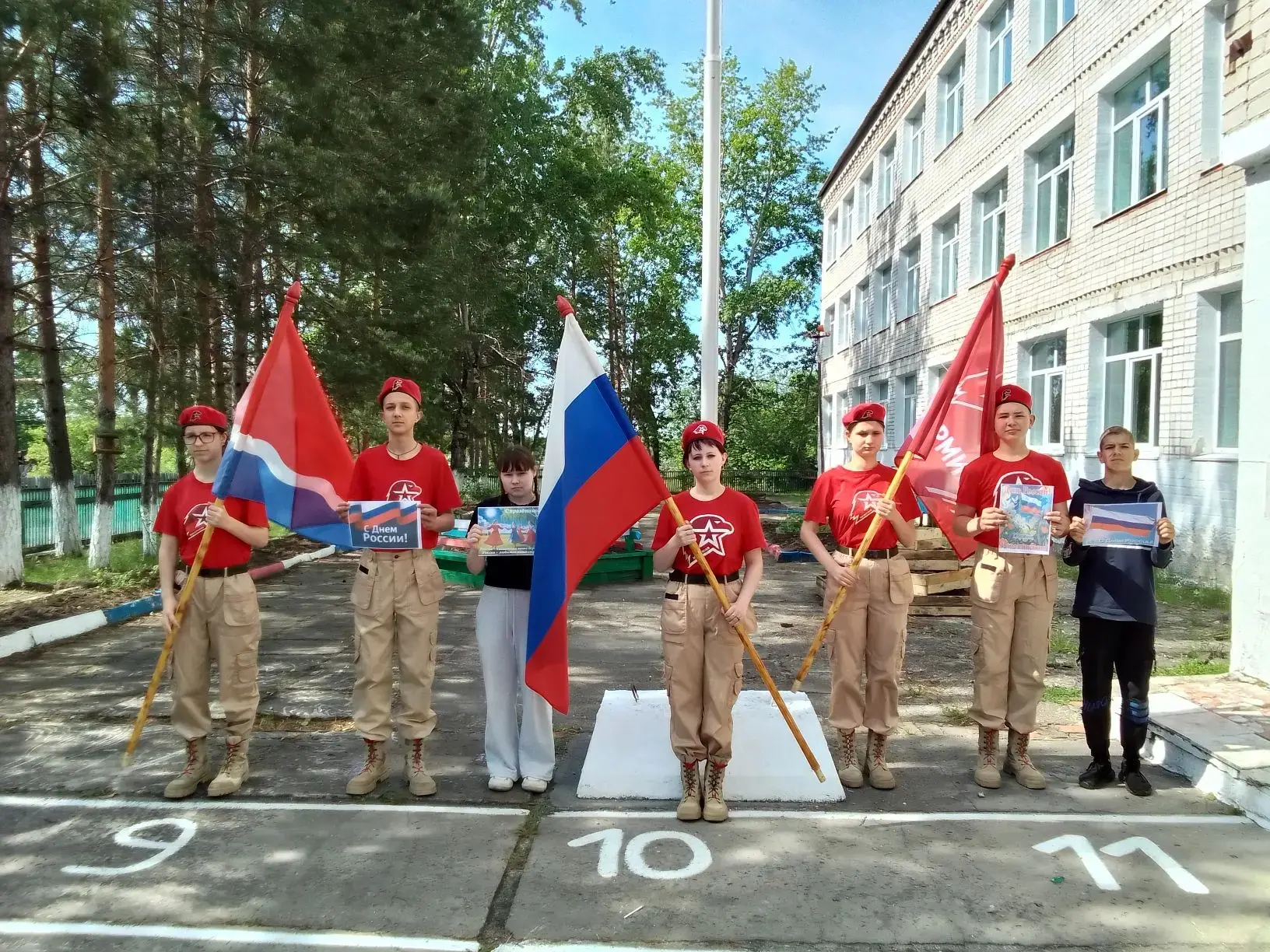 В рамках подготовки к празднованию Дня России в школе прошёл  тематический флешмоб. Участниками меро