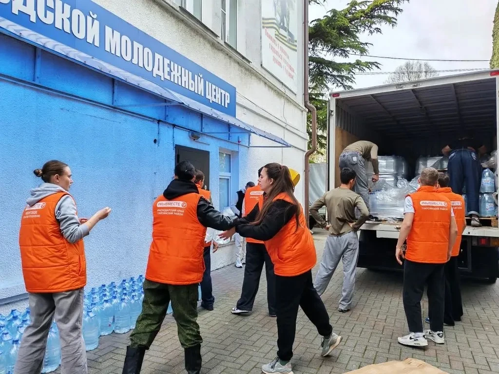 #МЫВМЕСТЕ с Туапсе🤝  В город доставили 17 тонн воды от депутата Крымского городского совета Евгения 