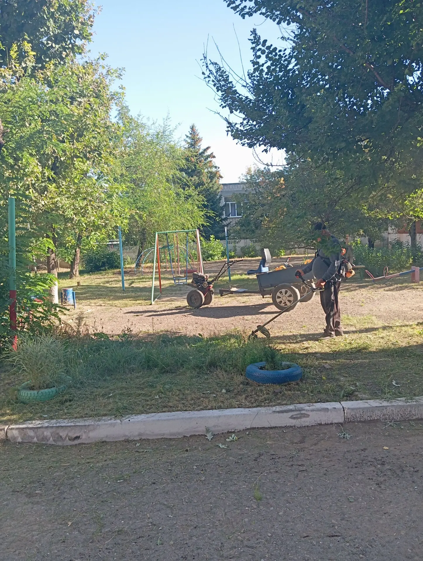 Покос газонов на детских площадках по ул.Л.Чайкиной 21