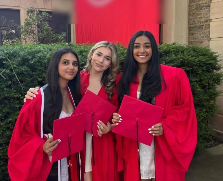 Μикеллa Абpaмовa окончилa школу в США🎓