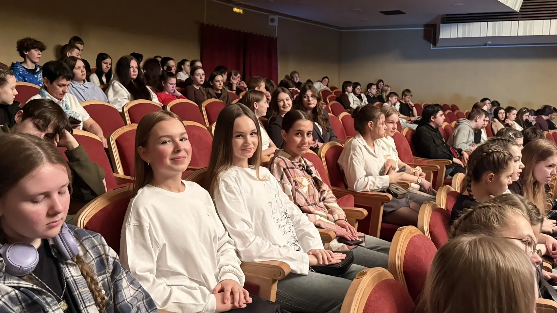 🎭 8 «А» в театре: «Полтава» с огоньком и душой! 🔥   16 апреля наш 8 «А» класс провёл незабываемый ве