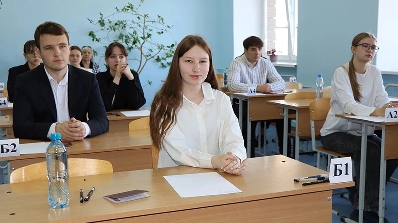 Выпускники-одиннадцатиклассники сегодня сдали экзамены по двум предметам по выбору – по физике и общ