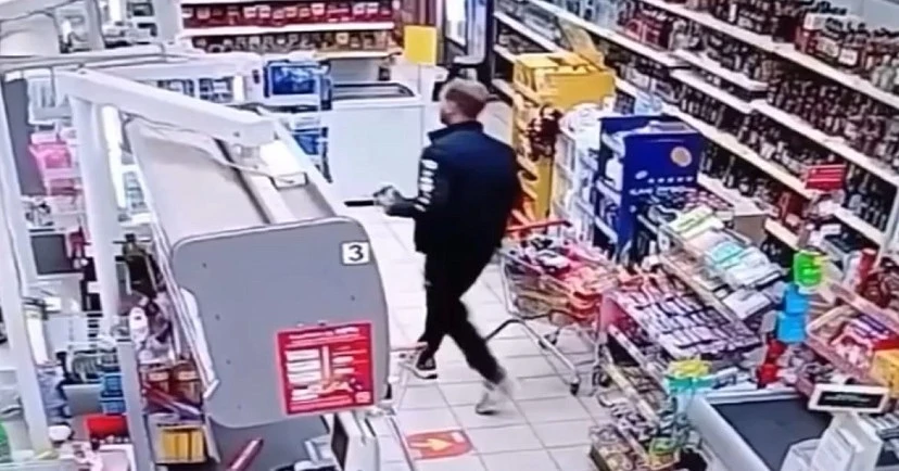 Два месяца «не замечала» часть товаров на кассе — и всё закончилось судом. 😳