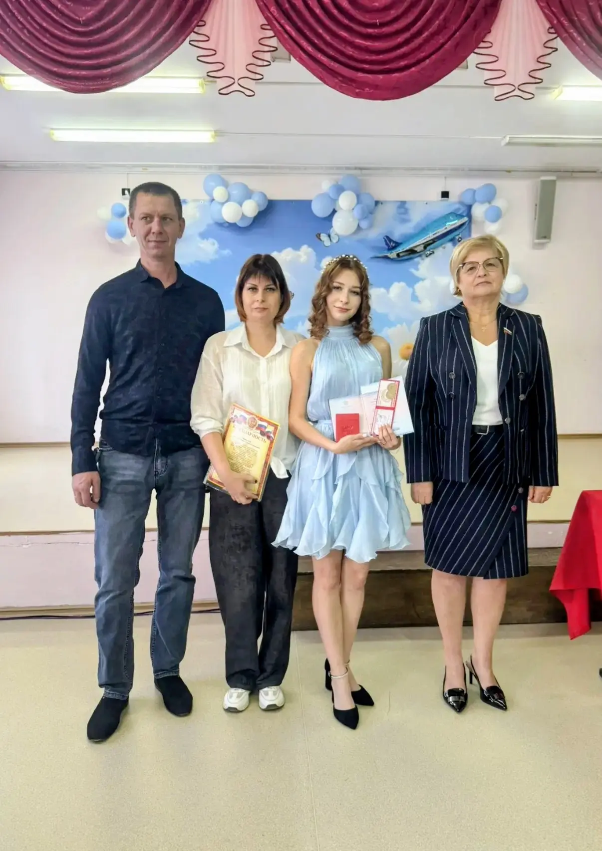 🌸До свидания, школа! 🎓

Ну вот и всё. Аттестаты в руках, слёзы на глазах (и не только у родителей 