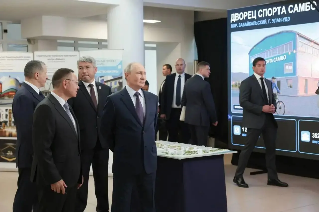 Глава Минстроя России Ирек Файзуллин доложил Президенту РФ о ключевых инструментах подд...