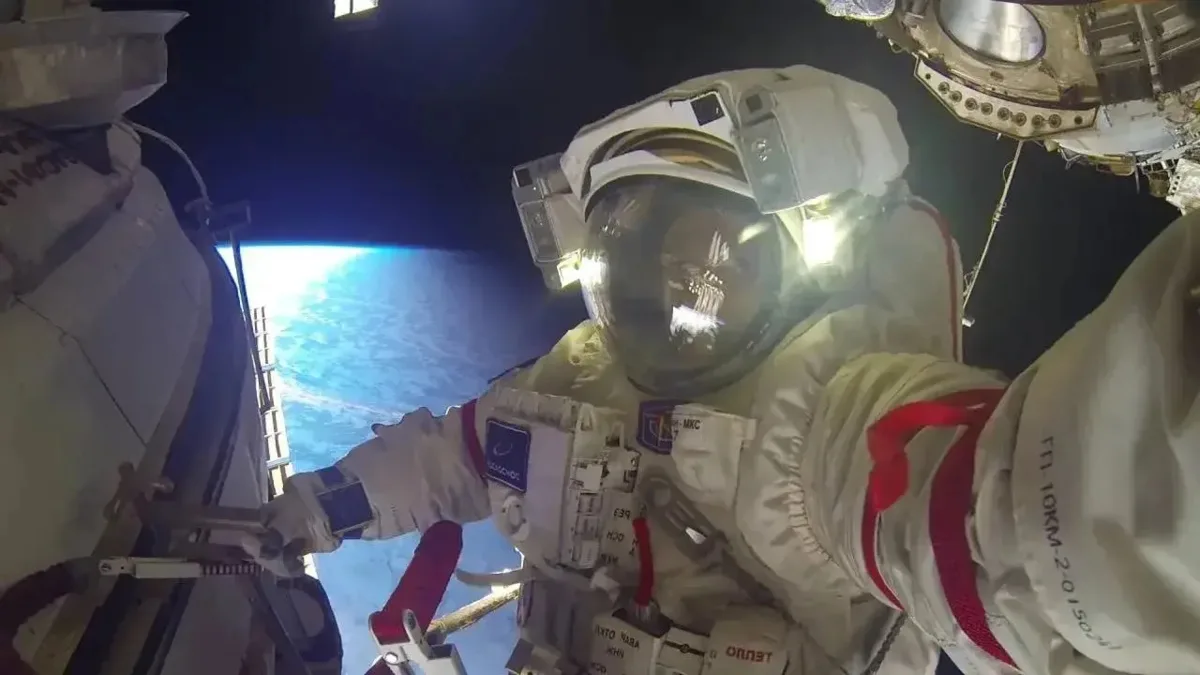 🛰️ Космонавт Роскосмоса Сергей Кудь-Сверчков сделал селфи на фоне Земли во время выход...
