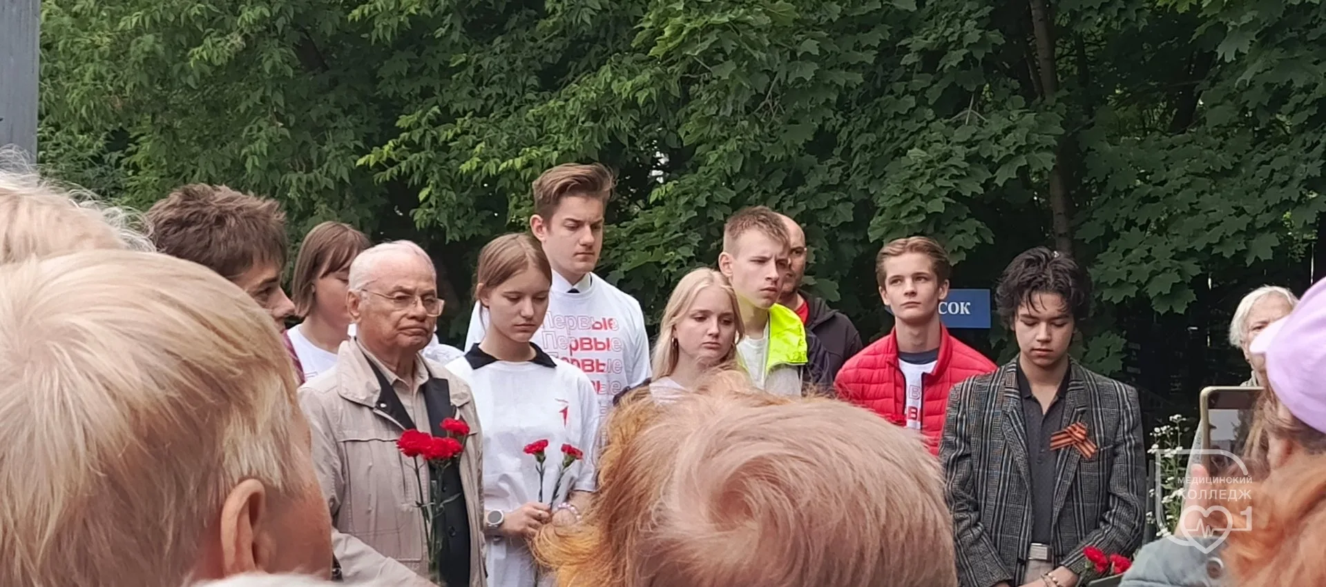 Накануне Дня памяти и скорби волонтёры отряда «Поколение добра» Медицинского колледжа №1 вместе с Ел