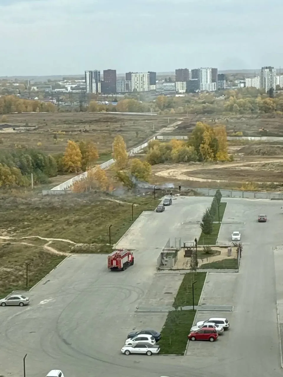 В ЖК «Околица» дети развели костер. Пришлось вызывать пожарных.