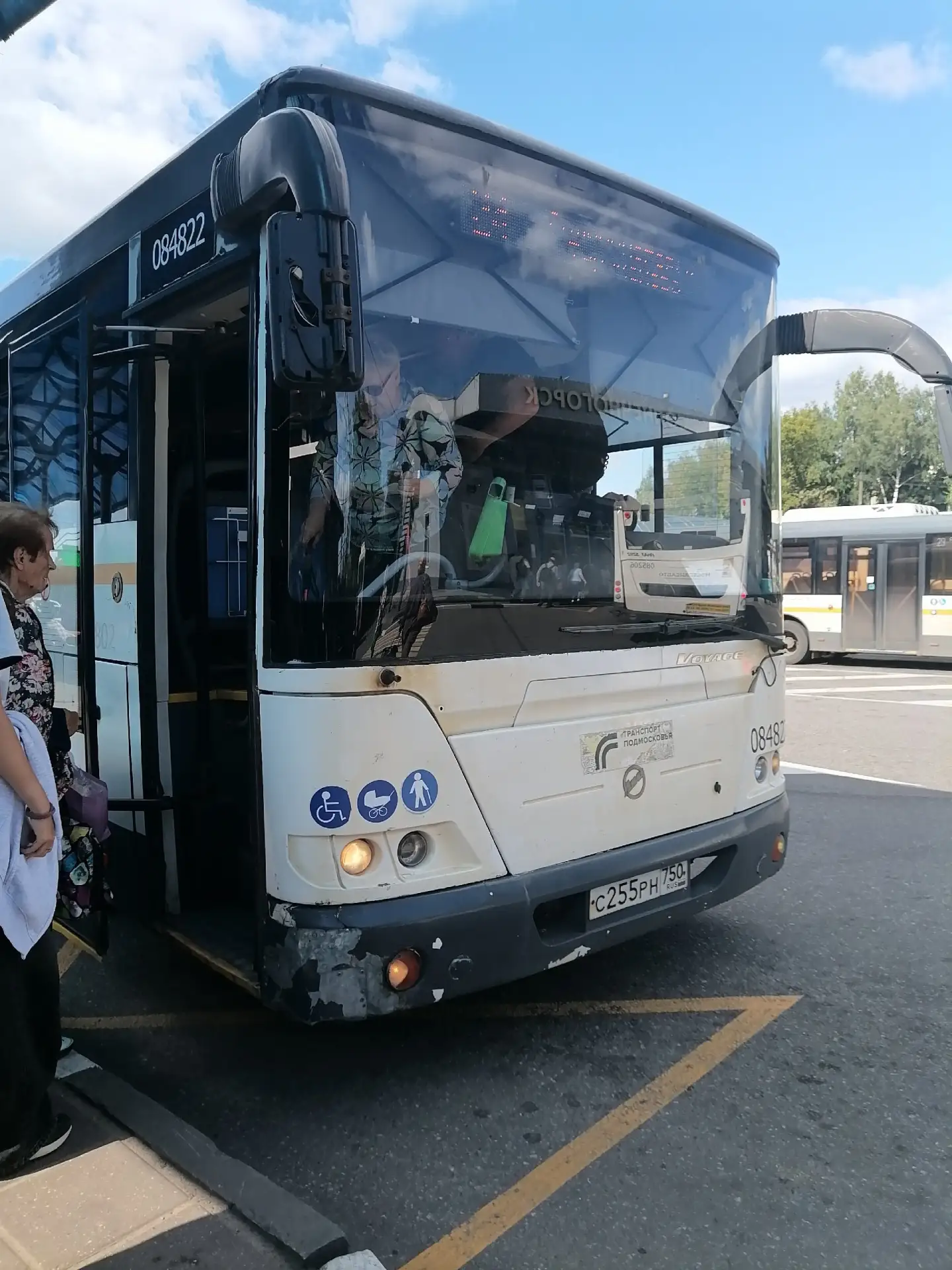 Вот такой автобус ездиет по маршруту 24,в салоне нет кондеционера  и работают печки, ну...