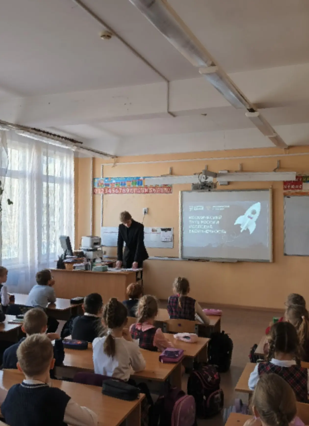 Мастер‑класс ко Дню космонавтики для первоклассников