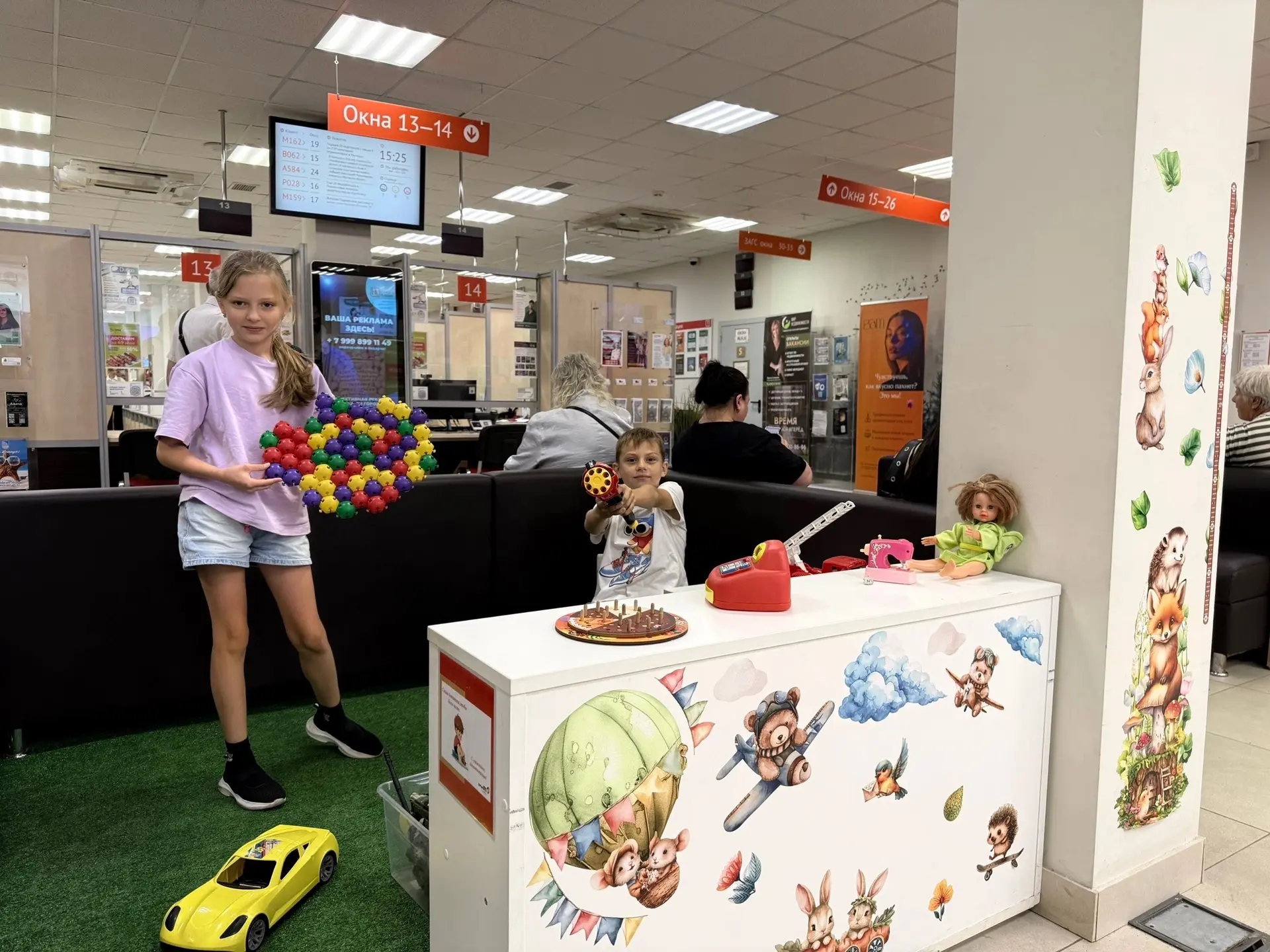 Взрослая жизнь полна ответственности, но это не значит, что дети должны скучать в очереди. Наша детс
