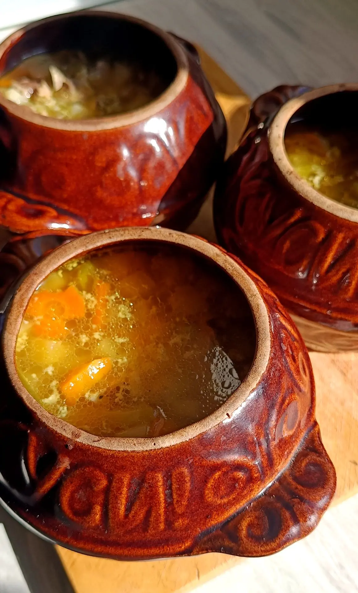 Жаркое в горшочках с куриными желудочками и овощами