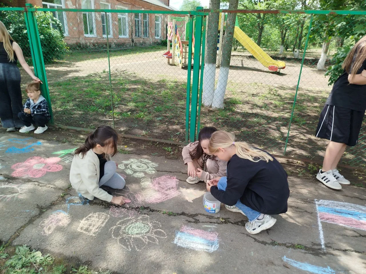 🖌Конкурс рисунков на асфальте «Счастливое детства»:🎨

💥В  День защиты детей ребята с большим энту