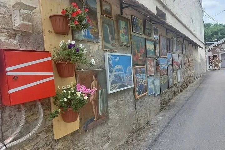 🎨 В Керчи появилась необычная «народная» галерея под открытым небом