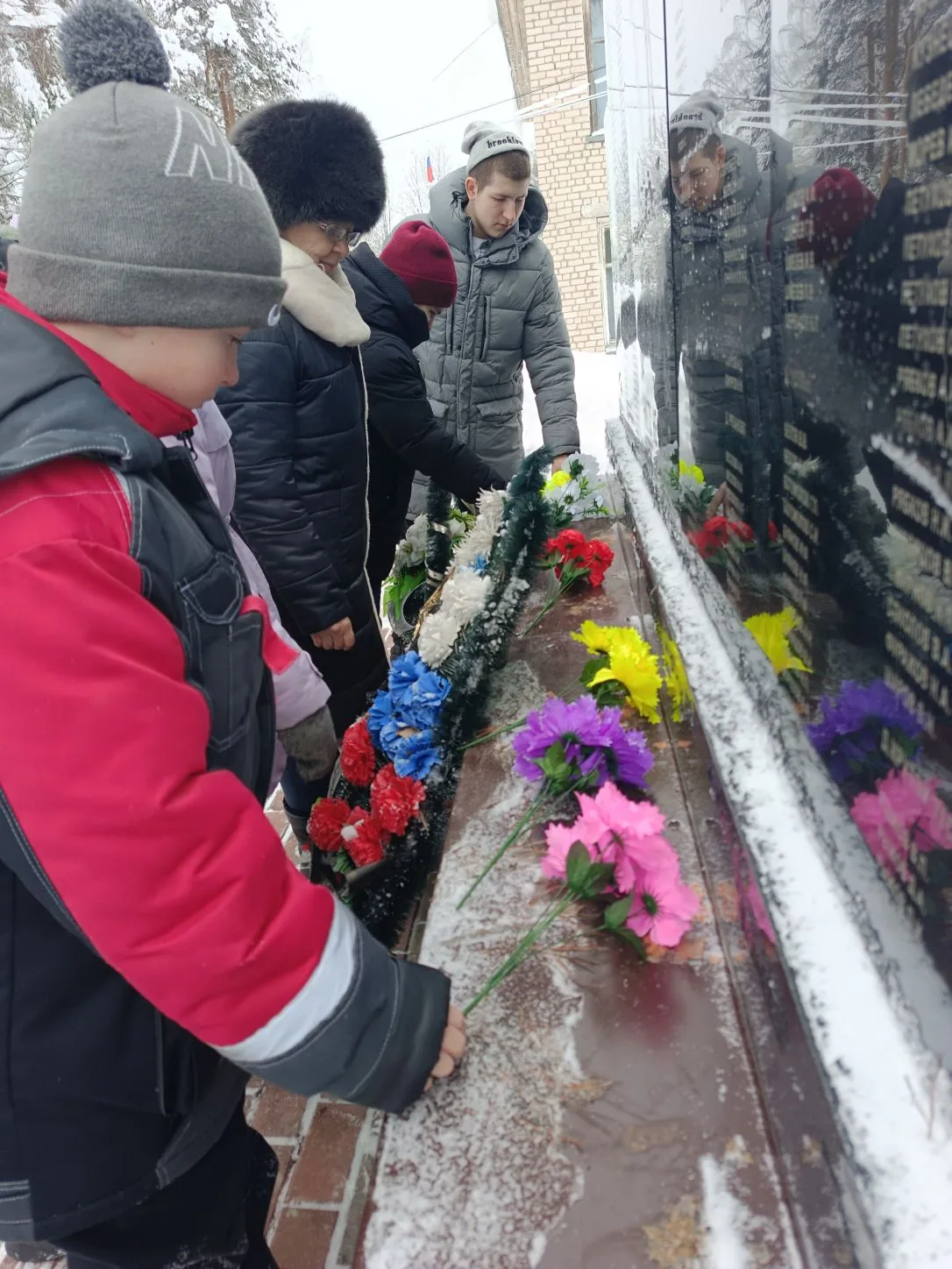 Сегодняшний понедельник в нашей школе начался с очень важной темы. В рамках внеурочных ...