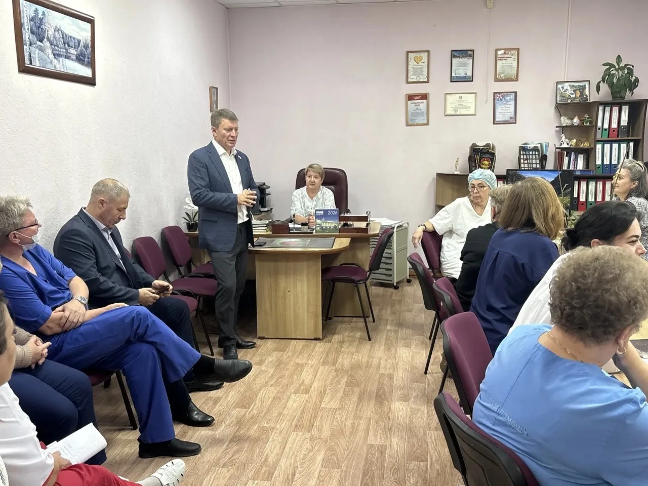 🚑 В Шушенском встретился с врачами районной больницы. Пообщались на тему формирования ...