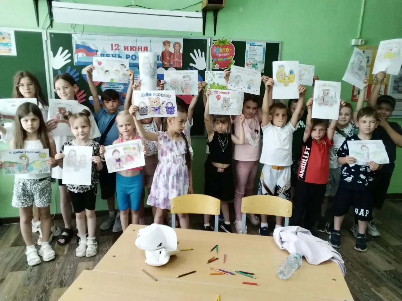 Сегодня понедельник, а значит, двери нашего лагеря распахнулись для ребят!👋

По традиции детей встр