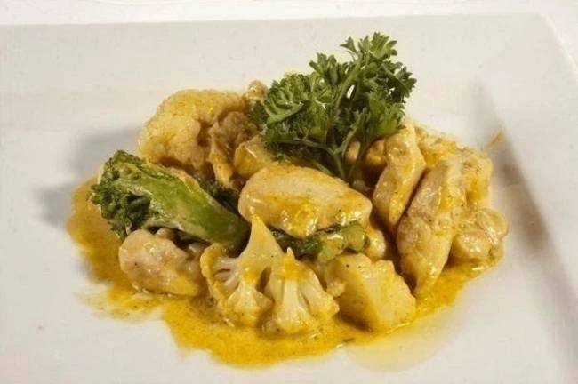 Тушёная курица с брокколи — простой рецепт, который выручит, когда хочется вкусно и без...