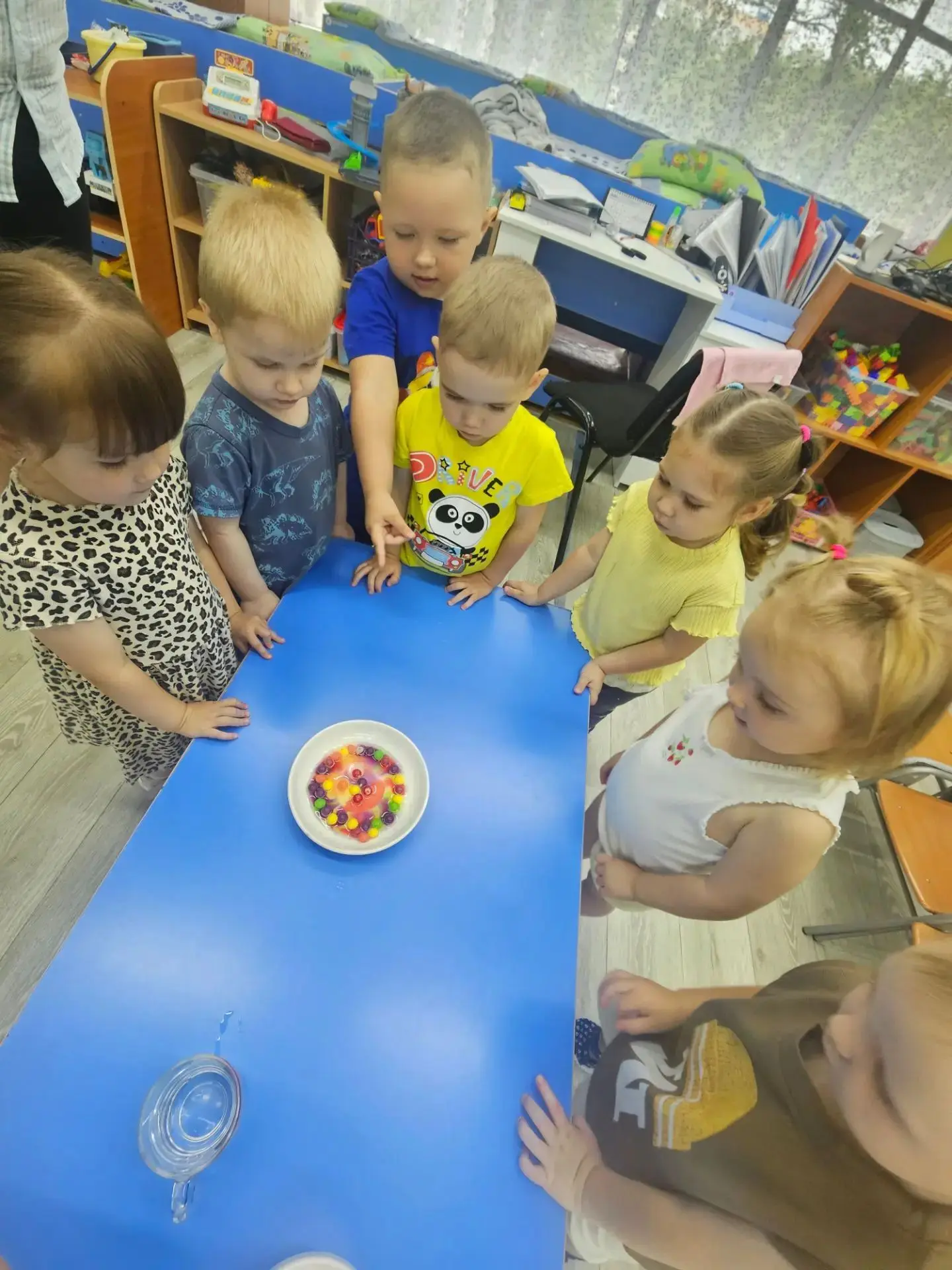 Неделя опытов и экспериментов🔍🧪⚗🌞
Эксперимент "Радуга  из конфет"-🌞🌈🌼🌼🌼 дети первой младшей 