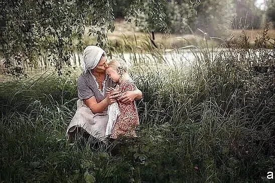 Мать строгой была. До деспотизма. За двойку можно было в углу настояться. Или за хамство. Лаской не 