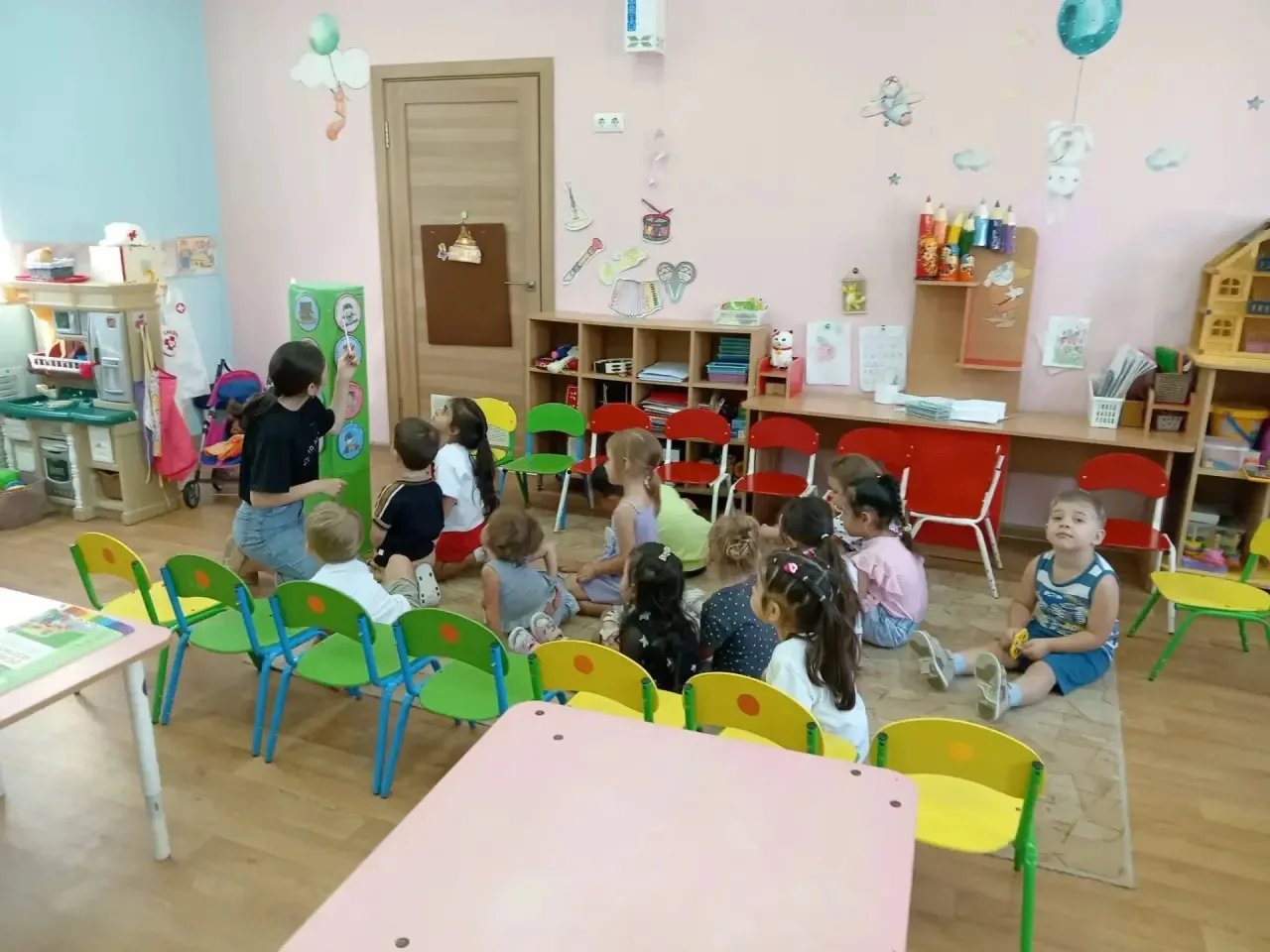 Сегодня с детьми из младшей и средней групп мы провели важное занятие, посвящённое прав...