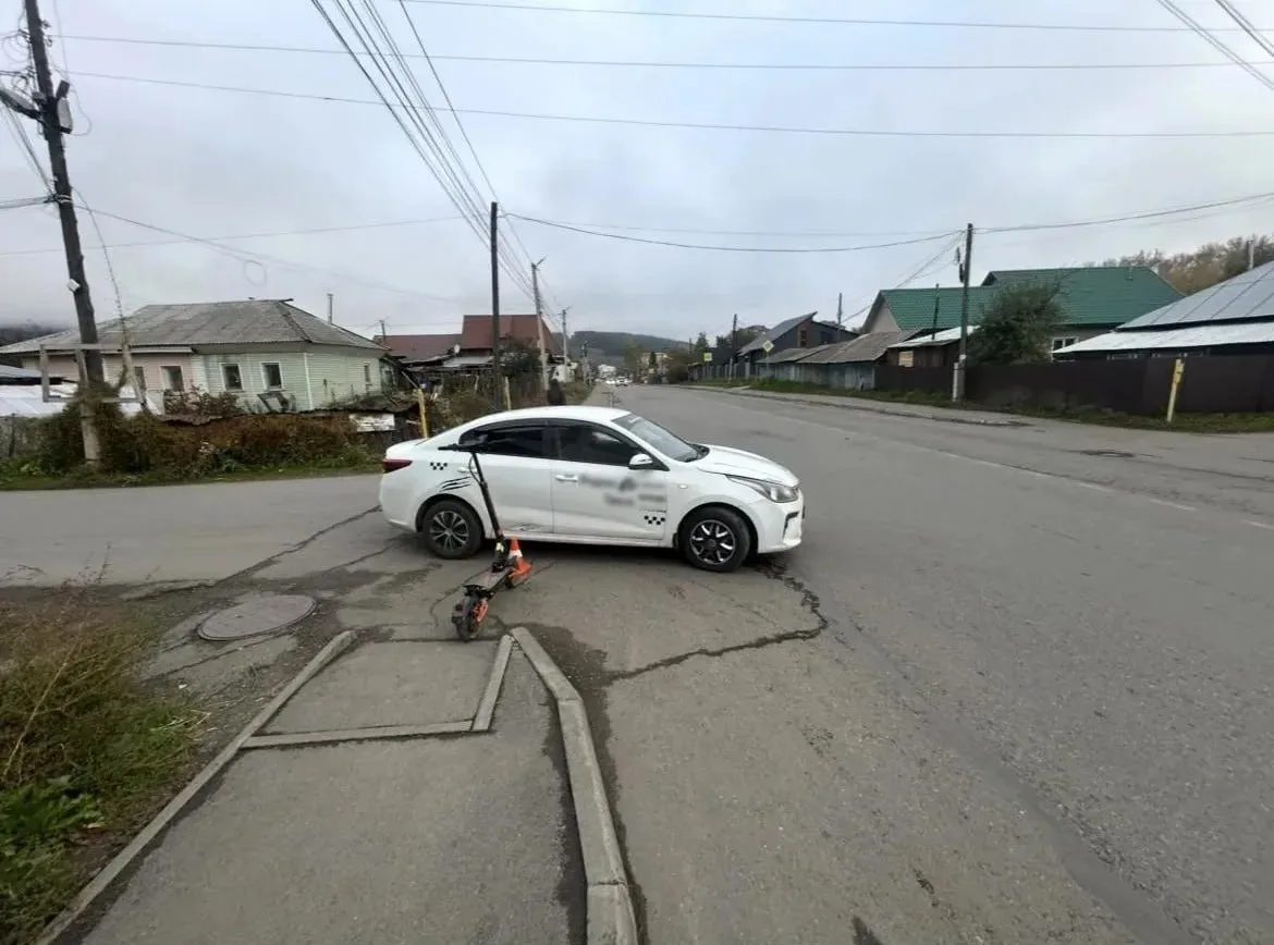13-летний самокатчик госпитализирован после столкновения с автомобилем Kia Rio в Горно-...