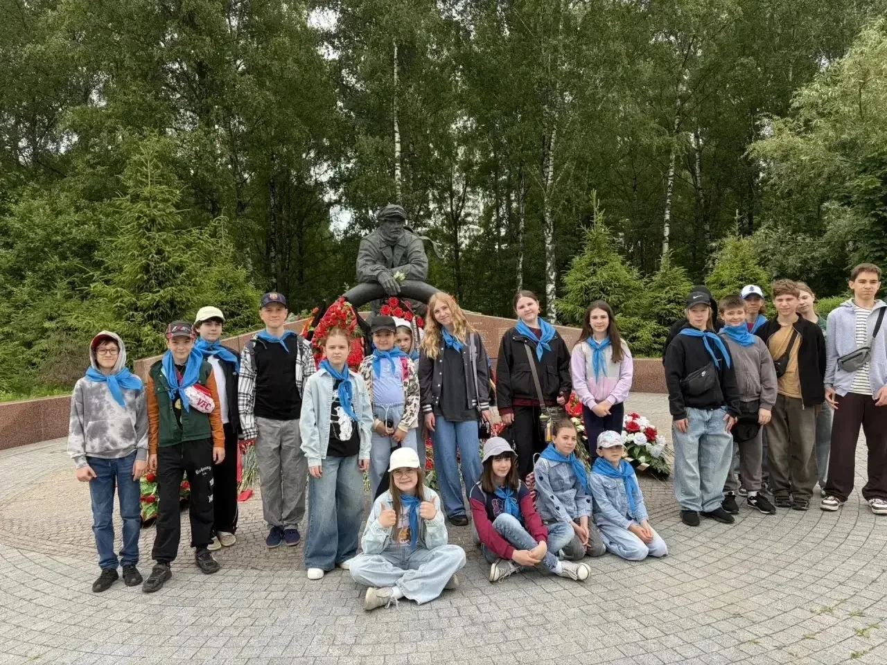 🙌🏼НАШИ ВОЛОНТЕРЫ🙌🏼

🎓Волонтёрский отряд нашей #ШколаТропарево принял участие в мемориально-патр