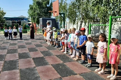 Шуршит трехцветною волной
