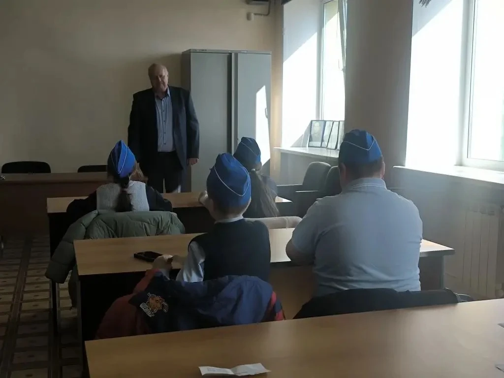 🚔 Отряд ЮИД «Стражи дорог» в гостях у Госавтоинспекции!  В преддверии 90-летия со дня образования Го