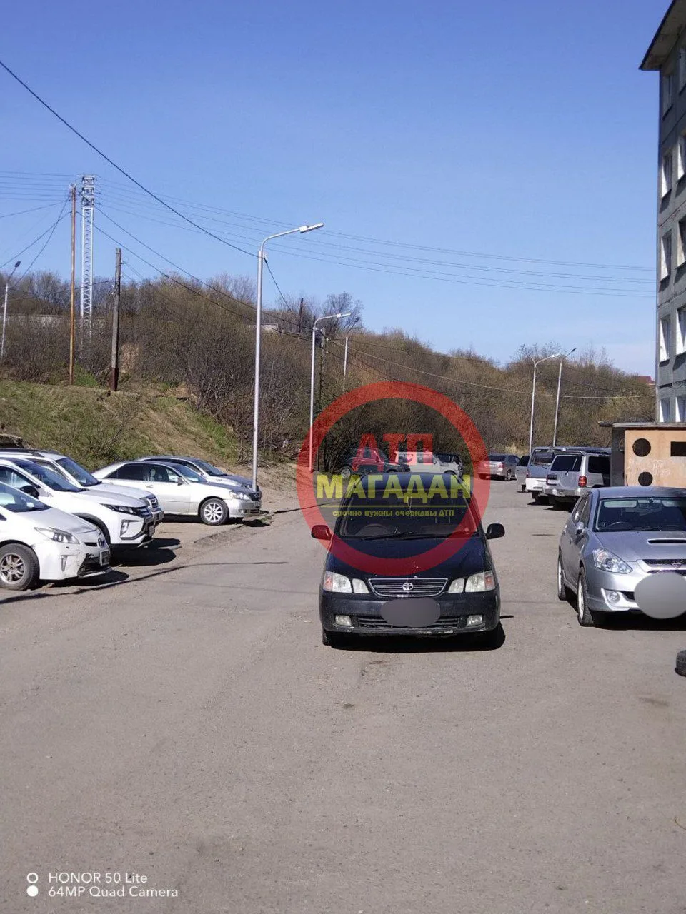 Здравствуйте, прошу опубликовать, Флотская 8, стоит машина пятый день посреди двора, не...