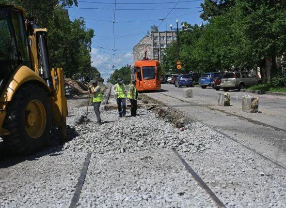 🚧 Трамвайные пути по ул. Шеронова в Хабаровске укладывают по особой технологии