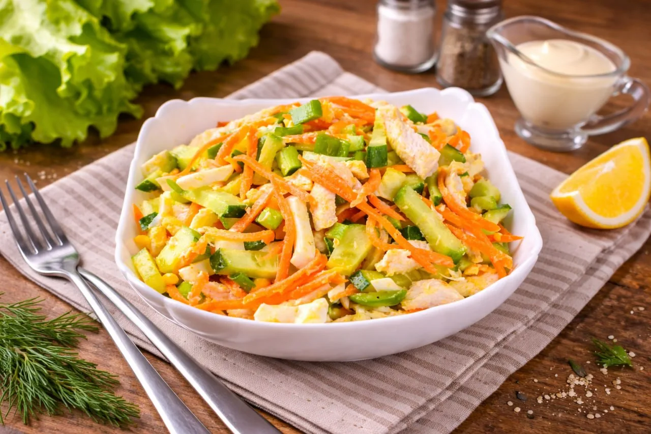 САЛАТ С КУРИЦЕЙ, КОРЕЙСКОЙ МОРКОВЬЮ, ЯЙЦАМИ И ОГУРЦОМ