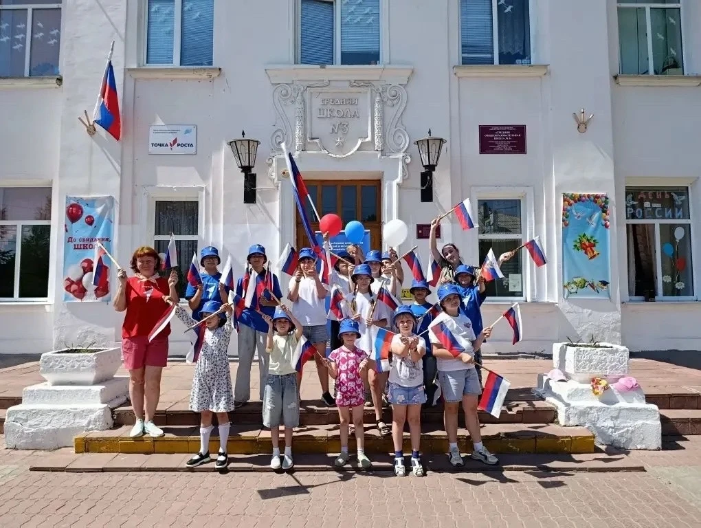 1️⃣2️⃣июня-День России.
12 июня в нашей стране ежегодно отмечается государственный праздник – День Р