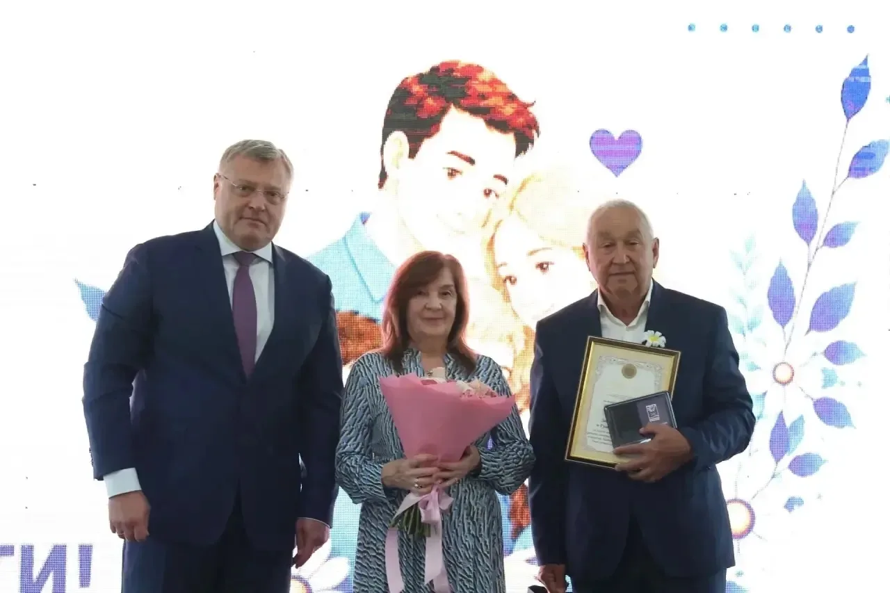Губернатор Игорь Бабушкин вручил медали «За любовь и верность» 17 астраханским семьям