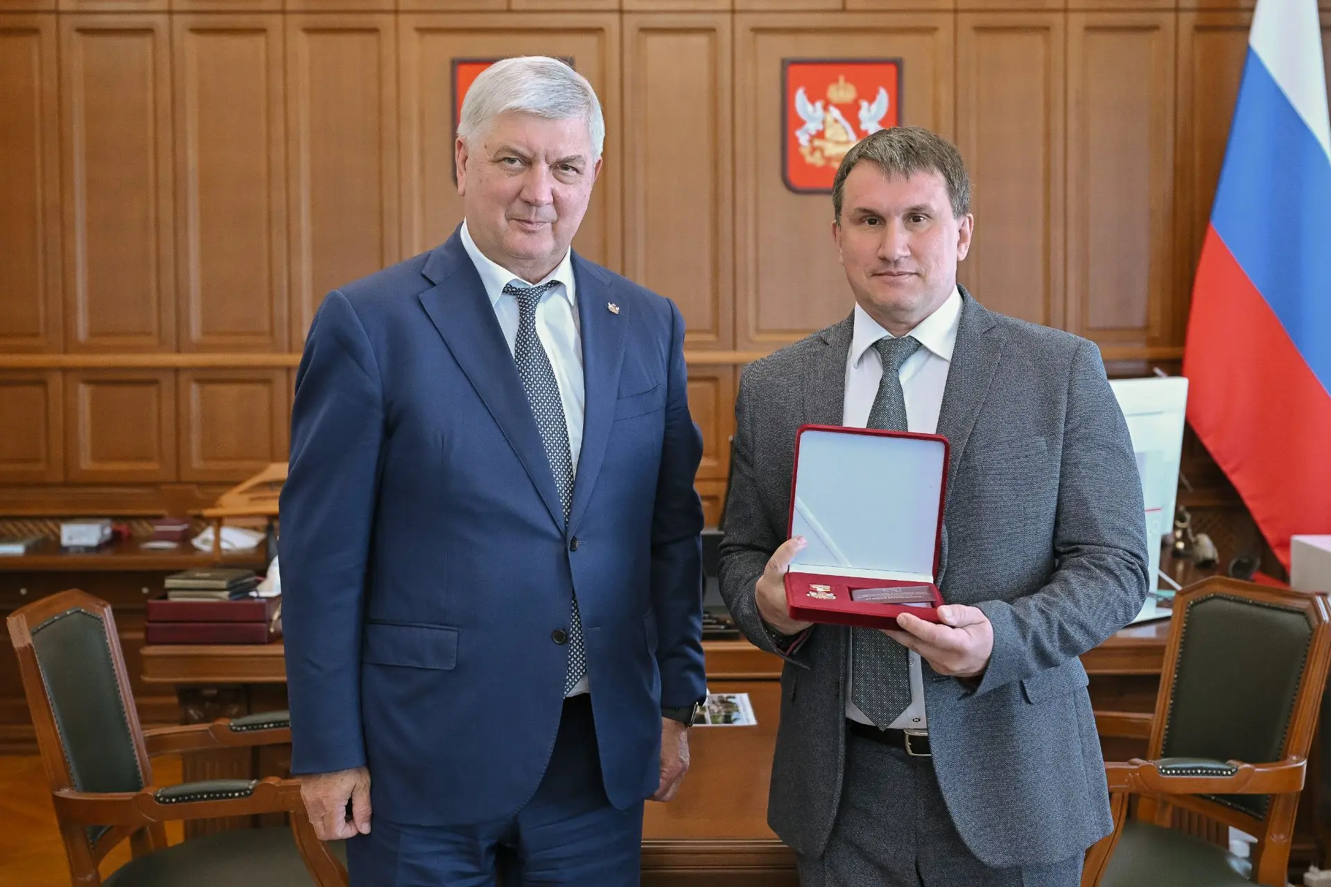 Губернатор региона Александр Гусев наградил министра здравоохранения Игоря Банина почёт...