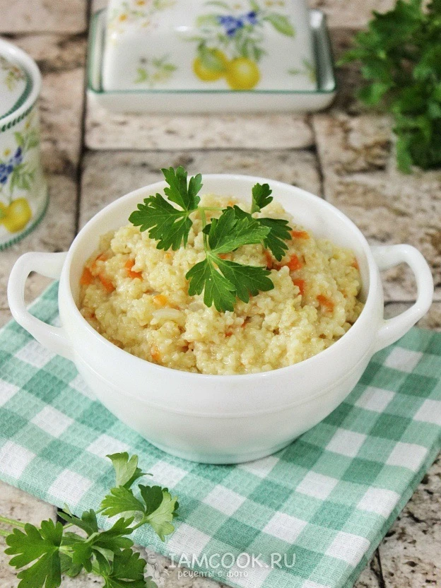 Не варите пшеничную кашу на воде, попробуйте на бульоне - будет вкуснее и сытнее.

Лук мелко режем