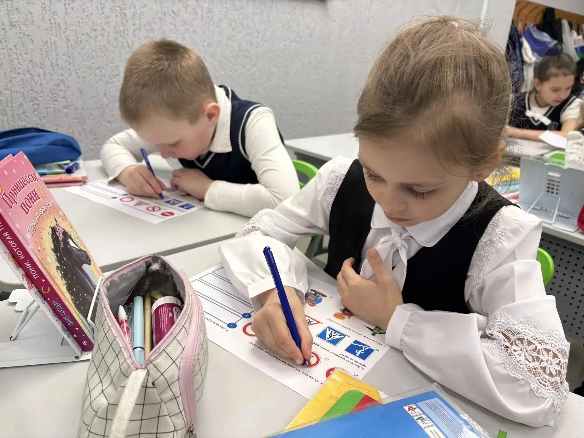 🚸 «Дорога безопасности»: в школе №5 прошли мини-инструктажи по БДД  🇷🇺 Кировск, 10 апреля 2026 года.