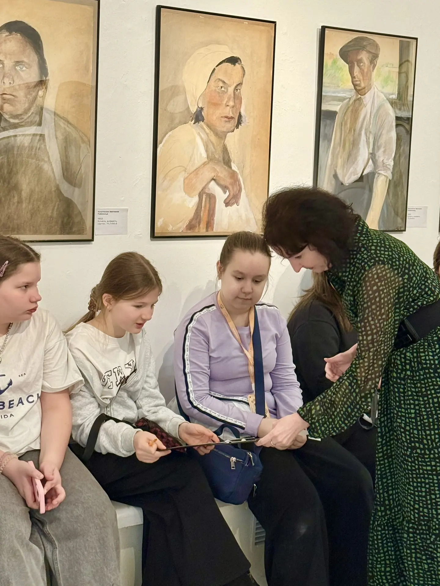 🖼️ Вдохновение из прошлого  Ученики художественного класса отправились на экскурсию в галерею «Беляе
