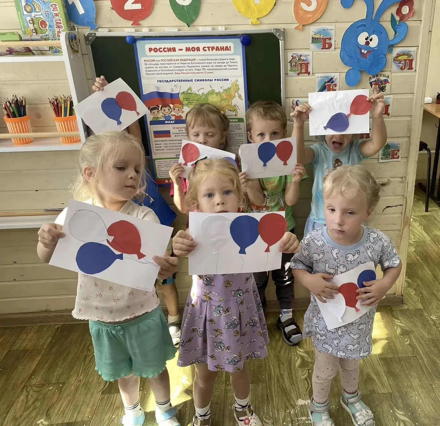 🇷🇺🇷🇺🇷🇺 В детских ручках — маленький флажок.