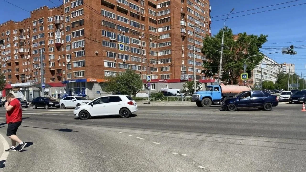 💥 В Йошкар-Оле пенсионер на «Калине» выехал на перекрёсток на красный свет  В Йошкар-Оле, на перекрё