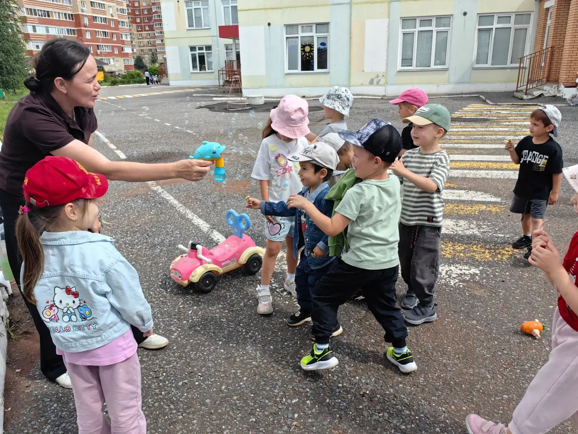 Солнце светит, день чудесный,