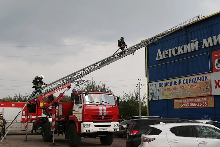 🚒 В Абакане к торговому центру съехались пожарные — это были учения